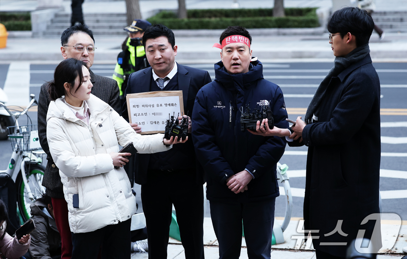 (서울=뉴스1) 오대일 기자 = 김세의 가로세로연구소 대표(오른쪽)가 17일 오후 서울 종로구 서울경찰청 민원실 앞에서 유튜버 A씨를 허위사실 유포 명예훼손으로 고발하며 입장을 밝 …