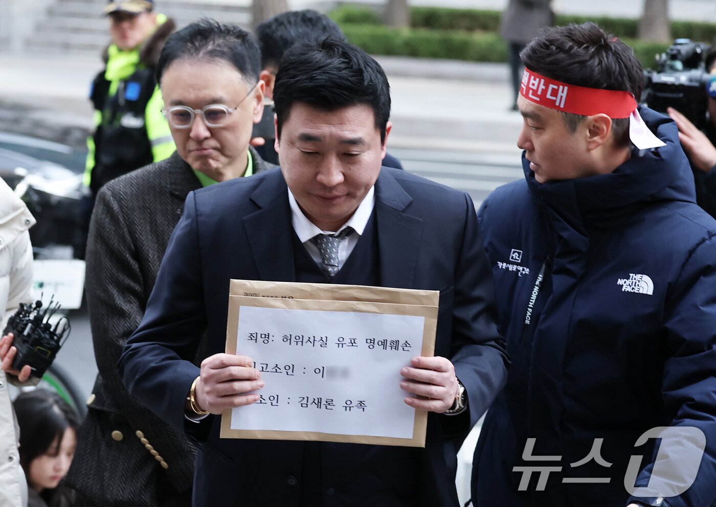 본문 이미지 - 고&#40;故&#41; 김새론 유족 측 법률대리인 부지석 변호사&#40;가운데&#41;와 권영찬 한국연예인자살예방협회 소장&#40;왼쪽&#41;, 김세의 가로세로연구소 대표가 17일 오후 서울 종로구 서울경찰청에서 유튜버 A씨에 대한 고소장을 제출하기 위해 민원실로 들어서고 있다. 유족 측은 이날 허위사실 유포 명예훼손 혐의로 유튜버 A 씨를 고소했다. 2025.3.17/뉴스1 ⓒ News1 오대일 기자