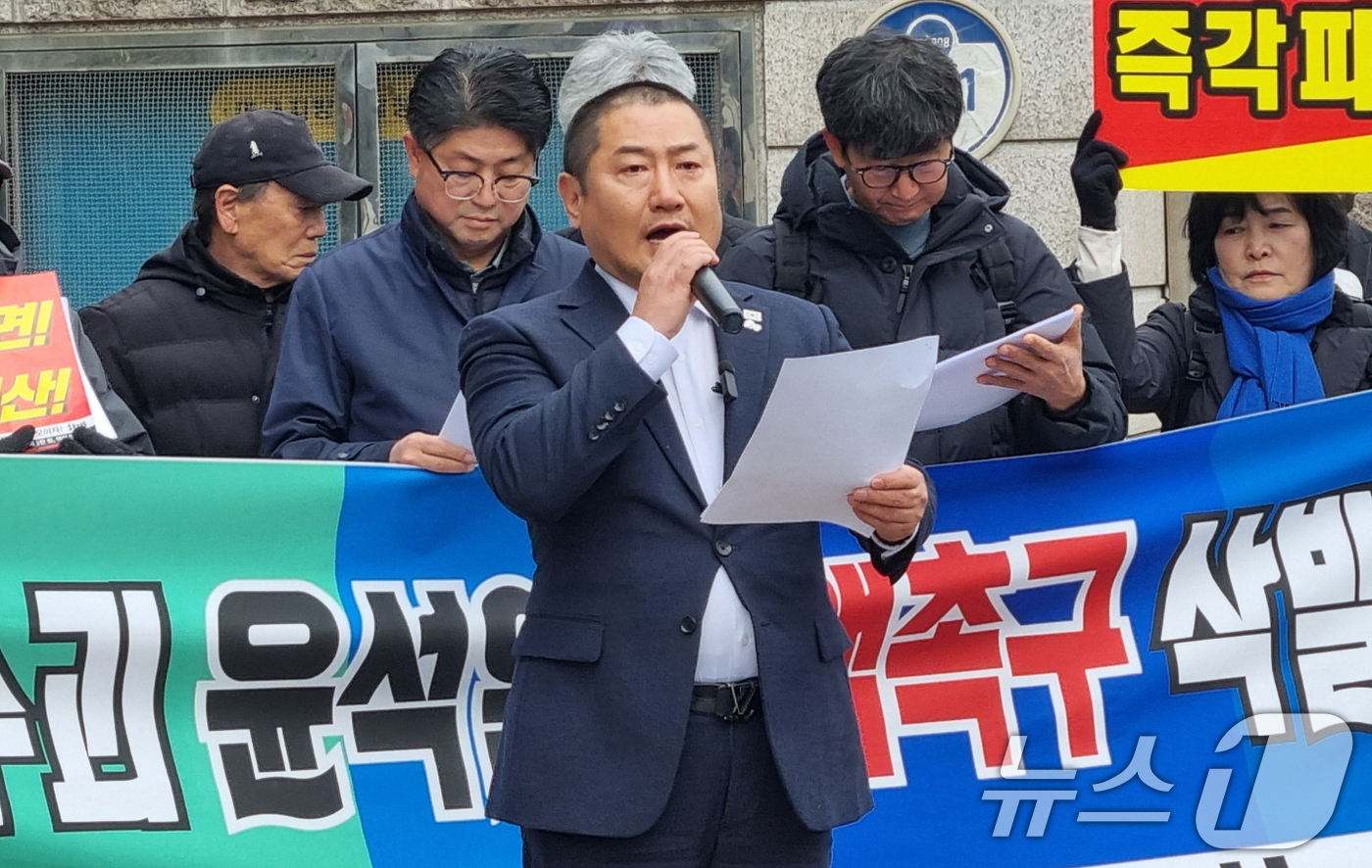 (포항=뉴스1) 최창호 기자 = 장용선 더불어민주당 경북도당 부위원장이 17일 포항시청 앞 광장에서 윤석열 탄핵 촉구 삭발식을 진행한 후 입장문을 발표하고 있다. (더불어민주당 경 …