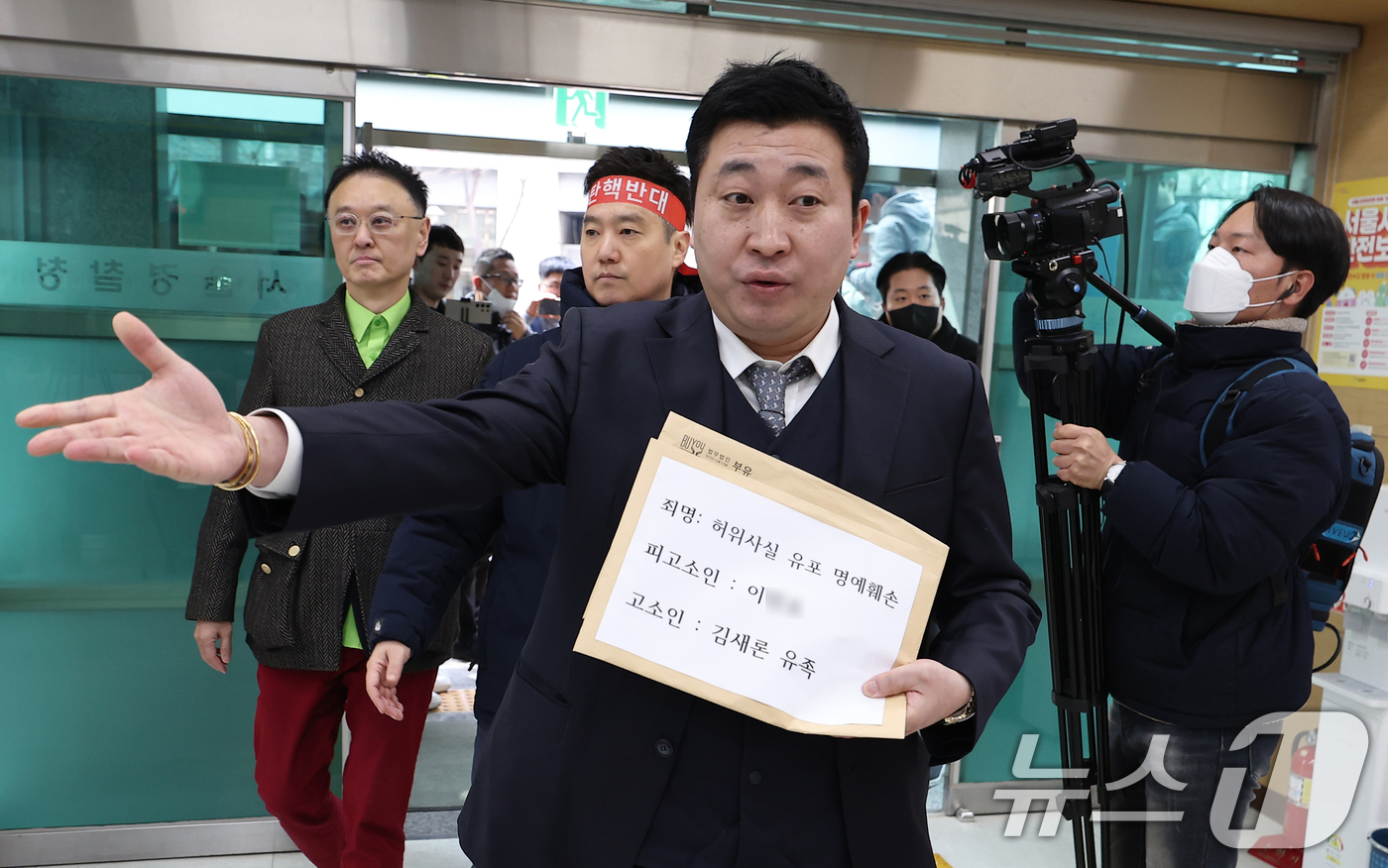 (서울=뉴스1) 오대일 기자 = 고(故) 김새론 유족 측 법률대리인 부지석 변호사가 17일 오후 서울 종로구 서울경찰청에서 유튜버 A씨에 대한 고소장을 제출하고 있다. (공동취재) …