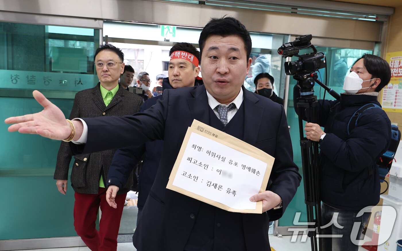 본문 이미지 - 고&#40;故&#41; 김새론 유족 측 법률대리인 부지석 변호사가 17일 오후 서울 종로구 서울경찰청에서 유튜버 A씨에 대한 고소장을 제출하고 있다. &#40;공동취재&#41; 2025.3.17/뉴스1 ⓒ News1 오대일 기자