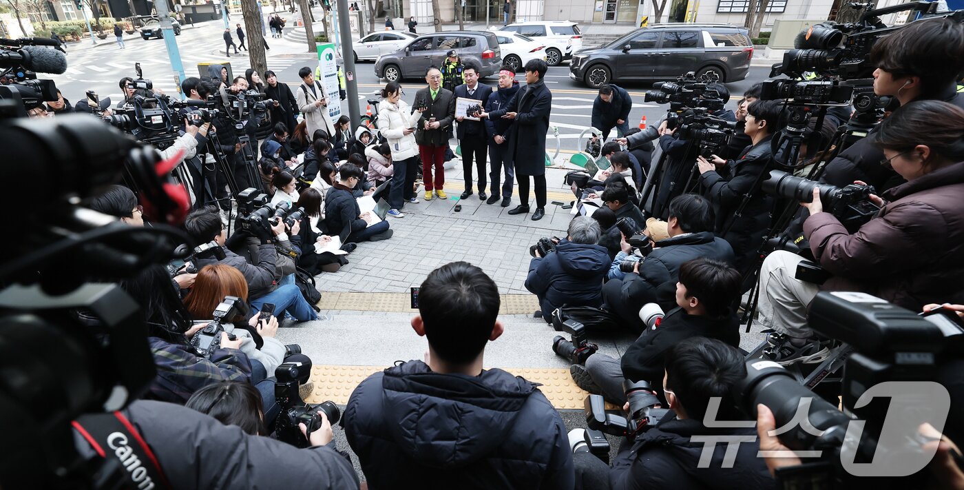 본문 이미지 - 고 김새론 유족 측 권영찬 한국연예인자살예방협회 소장&#40;왼쪽부터&#41;, 부지석 변호사, 김세의 가로세로연구소 대표가 17일 오후 서울 종로구 서울경찰청 민원실 앞에서 열린 유튜버 A씨 고소장 제출 기자회견에서 취재진의 질문에 답하고 있다.  2025.3.17/뉴스1 ⓒ News1 오대일 기자