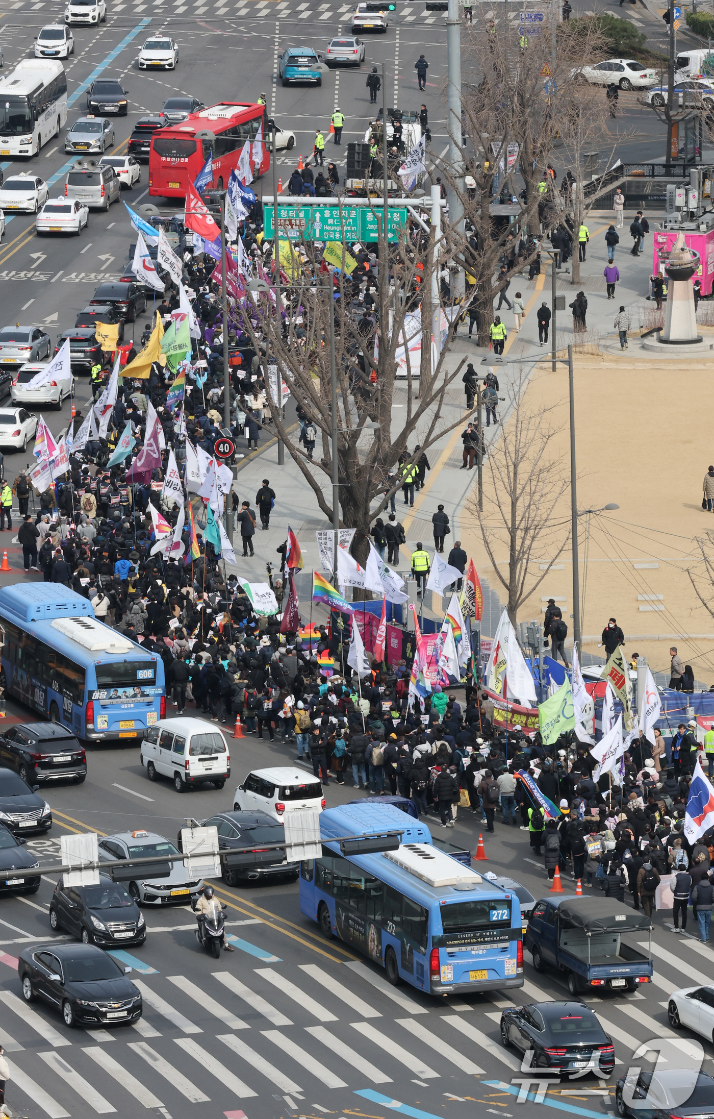 (서울=뉴스1) 임세영 기자 = 윤석열즉각퇴진·사회대개혁비상행동이 17일 서울 종로구 광화문광장에서 열린 윤석열 즉각 파면 촉구 각계 긴급시국선언 기자회견을 마치고 헌법재판소를 향 …