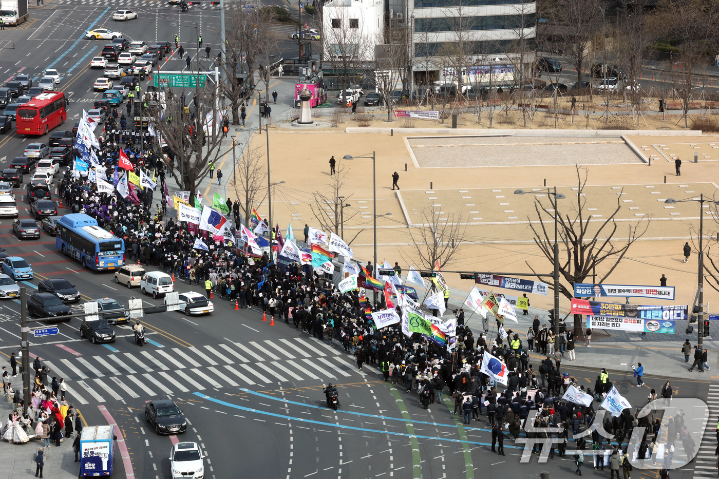 (서울=뉴스1) 임세영 기자 = 윤석열즉각퇴진·사회대개혁비상행동이 17일 서울 종로구 광화문광장에서 열린 윤석열 즉각 파면 촉구 각계 긴급시국선언 기자회견을 마치고 헌법재판소를 향 …