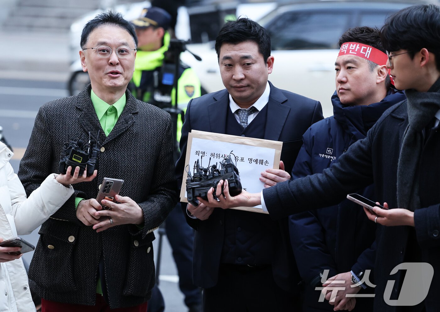 본문 이미지 - 고 김새론 유족 측 권영찬 한국연예인자살예방협회 소장&#40;왼쪽부터&#41;, 부지석 변호사, 김세의 가로세로연구소 대표가 17일 오후 서울 종로구 서울경찰청 민원실 앞에서 열린 유튜버 A씨 고소장 제출 기자회견에서 취재진의 질문에 답하고 있다. 2025.3.17/뉴스1 ⓒ News1 오대일 기자