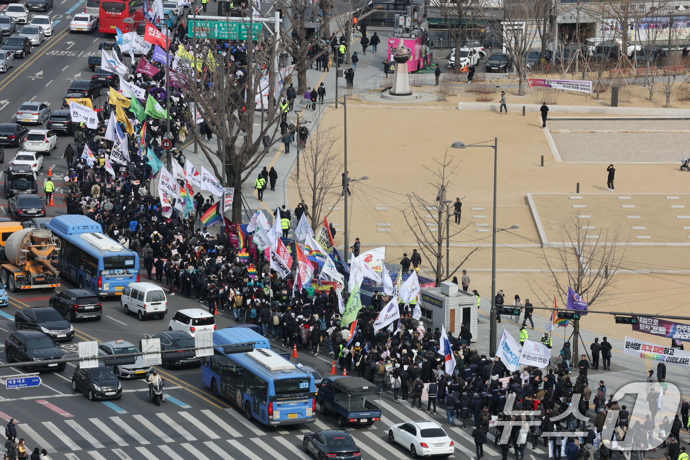 (서울=뉴스1) 임세영 기자 = 윤석열즉각퇴진·사회대개혁비상행동이 17일 서울 종로구 광화문광장에서 열린 윤석열 즉각 파면 촉구 각계 긴급시국선언 기자회견을 마치고 헌법재판소를 향 …