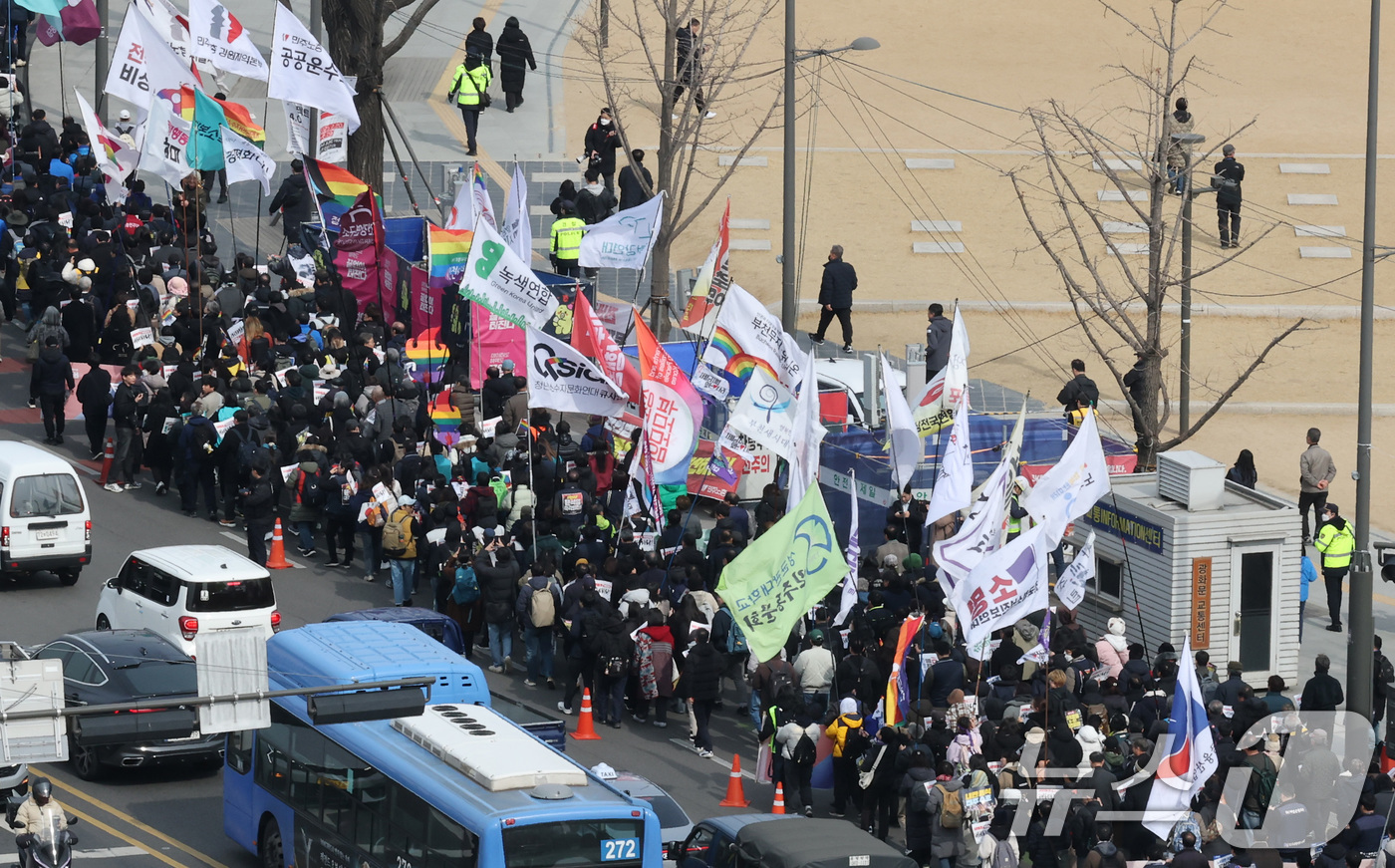 (서울=뉴스1) 임세영 기자 = 윤석열즉각퇴진·사회대개혁비상행동이 17일 서울 종로구 광화문광장에서 열린 윤석열 즉각 파면 촉구 각계 긴급시국선언 기자회견을 마치고 헌법재판소를 향 …