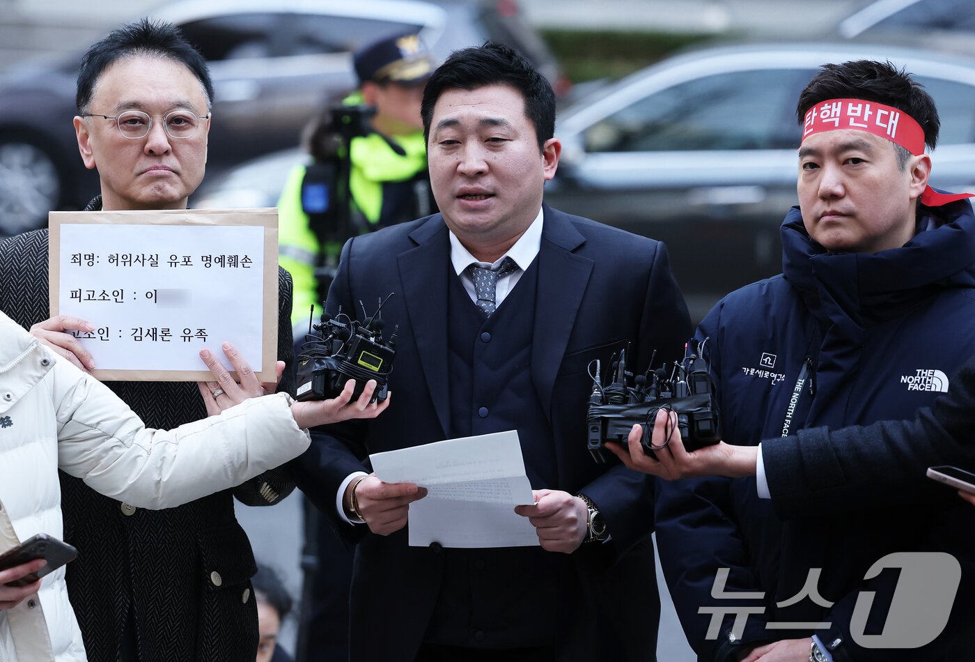 본문 이미지 - 고 김새론 유족 측 권영찬 한국연예인자살예방협회 소장&#40;왼쪽부터&#41;, 부지석 변호사, 김세의 가로세로연구소 대표가 17일 오후 서울 종로구 서울경찰청 민원실 앞에서 열린 유튜버 A씨 고소장 제출 기자회견에서 취재진의 질문에 답하고 있다. 2025.3.17/뉴스1 ⓒ News1 오대일 기자