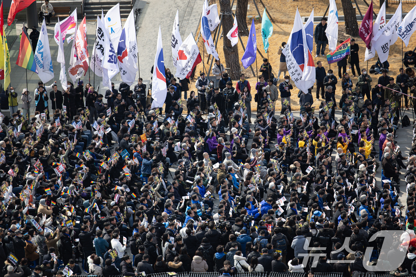 (서울=뉴스1) 이재명 기자 = 박찬대 더불어민주당 대표와 김선민 조국혁신당 대표 권한대행를 비롯한 참석자들이 17일 오후 서울 세종대로 광화문광장에서 열린 윤석열 즉각 파면 촉구 …