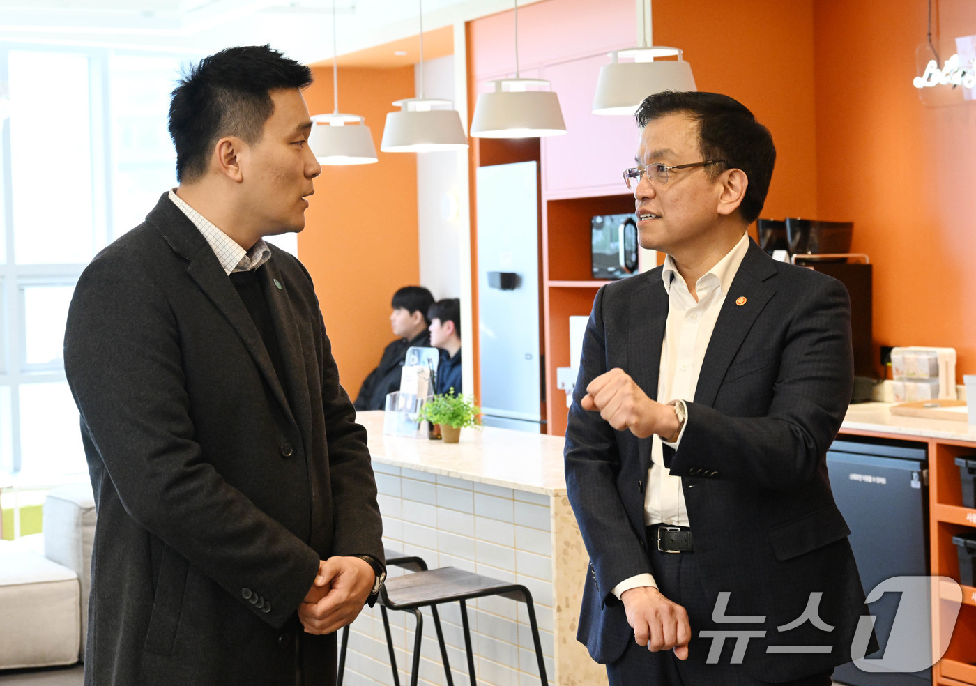 (서울=뉴스1) = 최상목 대통령 권한대행 부총리 겸 기획재정부 장관이 17일 서울 강남구 국유지 활용 1호 '나라키움 역삼청년창업허브'를 방문해 공유오피스형 창업공간을 둘러보며 …