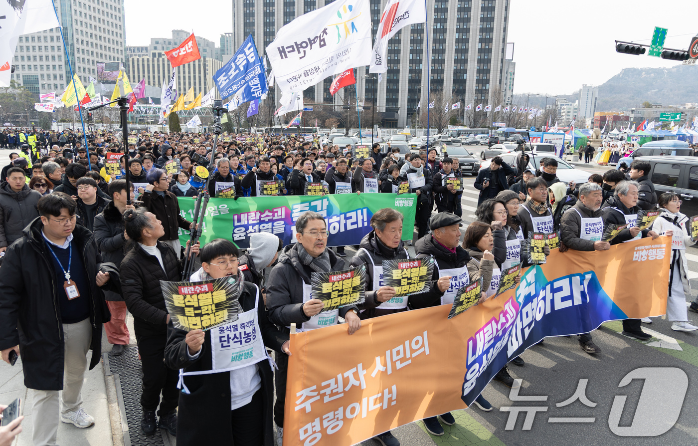 (서울=뉴스1) 이재명 기자 = 박찬대 더불어민주당 대표와 양경수 민주노총 위원장을 비롯한 참석자들이 17일 오후 서울 세종대로 광화문광장에서 열린 윤석열 즉각 파면 촉구 비상행동 …