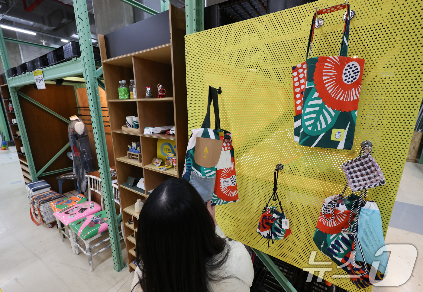 (서울=뉴스1) 허경 기자 = 세계 재활용의 날을 하루 앞둔 17일 서울 성동구 서울새활용플라자에서 다양한 소재로 만들어진 업사이클링 제품들이 전시되어 있다. 세계 재활용의 날(G …