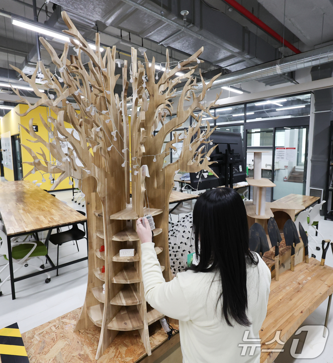 (서울=뉴스1) 허경 기자 = 세계 재활용의 날을 하루 앞둔 17일 서울 성동구 서울새활용플라자에서 다양한 소재로 만들어진 업사이클링 작품들이 전시되어 있다. 세계 재활용의 날(G …