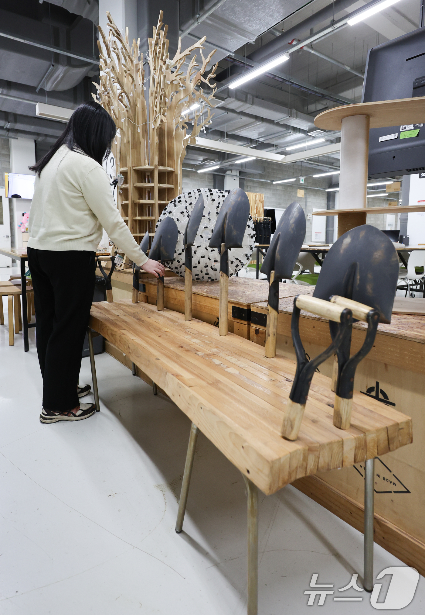 (서울=뉴스1) 허경 기자 = 세계 재활용의 날을 하루 앞둔 17일 서울 성동구 서울새활용플라자에서 삽 등 다양한 소재로 만들어진 업사이클링 작품들이 전시되어 있다. 세계 재활용의 …