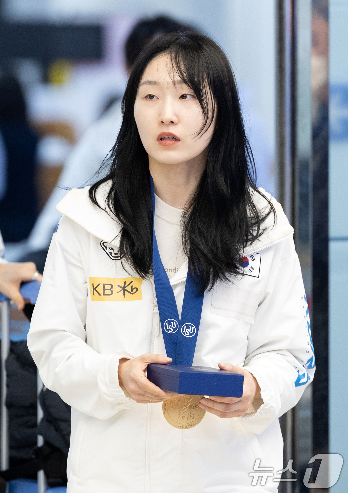 (김포공항=뉴스1) 이승배 기자 = 쇼트트랙 최민정이 2025 국제빙상경기연맹(ISU) 쇼트트랙 선수권대회를 마치고 17일 김포국제공항을 통해 귀국하고 있다.최민정은 전날 중국 베 …