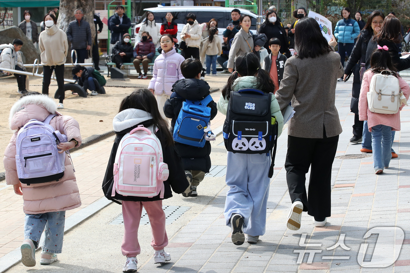 (대구=뉴스1) 공정식 기자 = 17일 오후 대구의 한 초등학교에서 학생들이 교사의 귀가 지도에 따라 하교를 준비하고 있다. 교문 주변은 자녀를 기다리는 학부모와 보호자로 북적이고 …