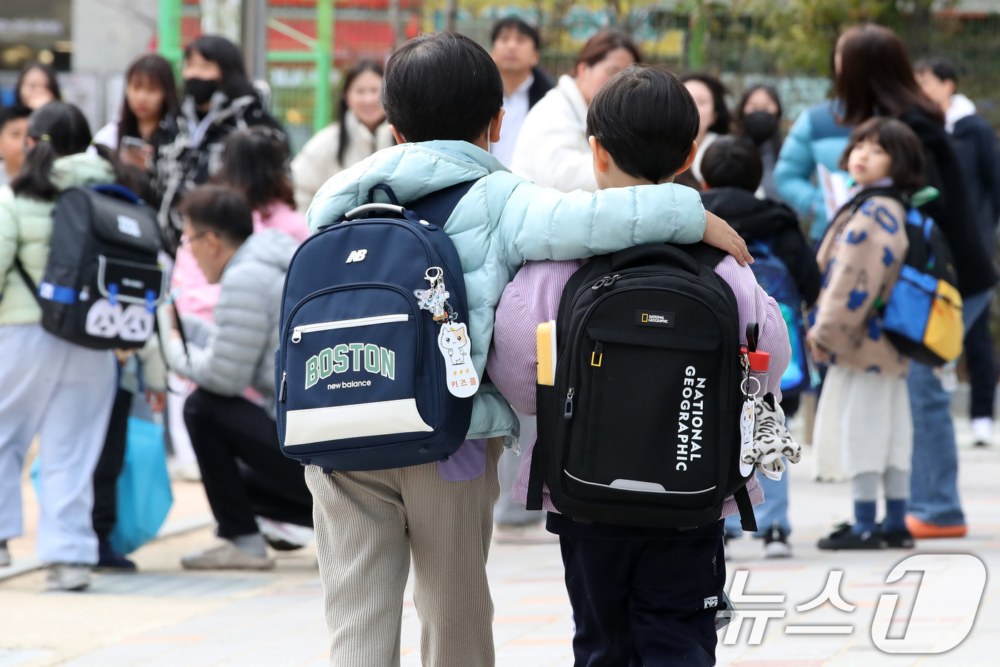 (대구=뉴스1) 공정식 기자 = 17일 오후 대구의 한 초등학교에서 두 학생이 교사의 귀가 지도에 따라 어깨동무한 채 하교하고 있다.  2025.3.17/뉴스1