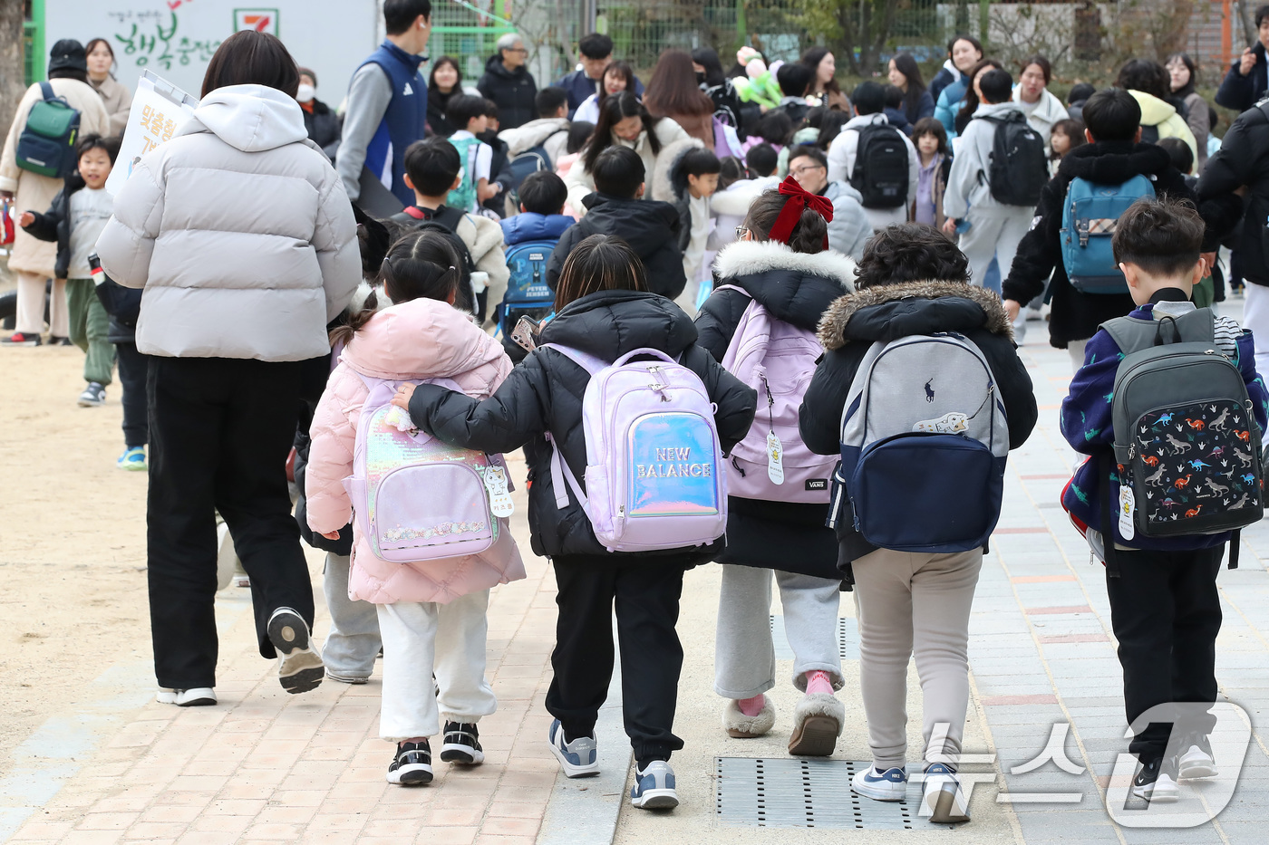 (대구=뉴스1) 공정식 기자 = 17일 오후 대구의 한 초등학교에서 학생들이 교사의 귀가 지도에 따라 하교를 준비하고 있다. 교문 주변은 자녀를 기다리는 학부모와 보호자로 북적이고 …