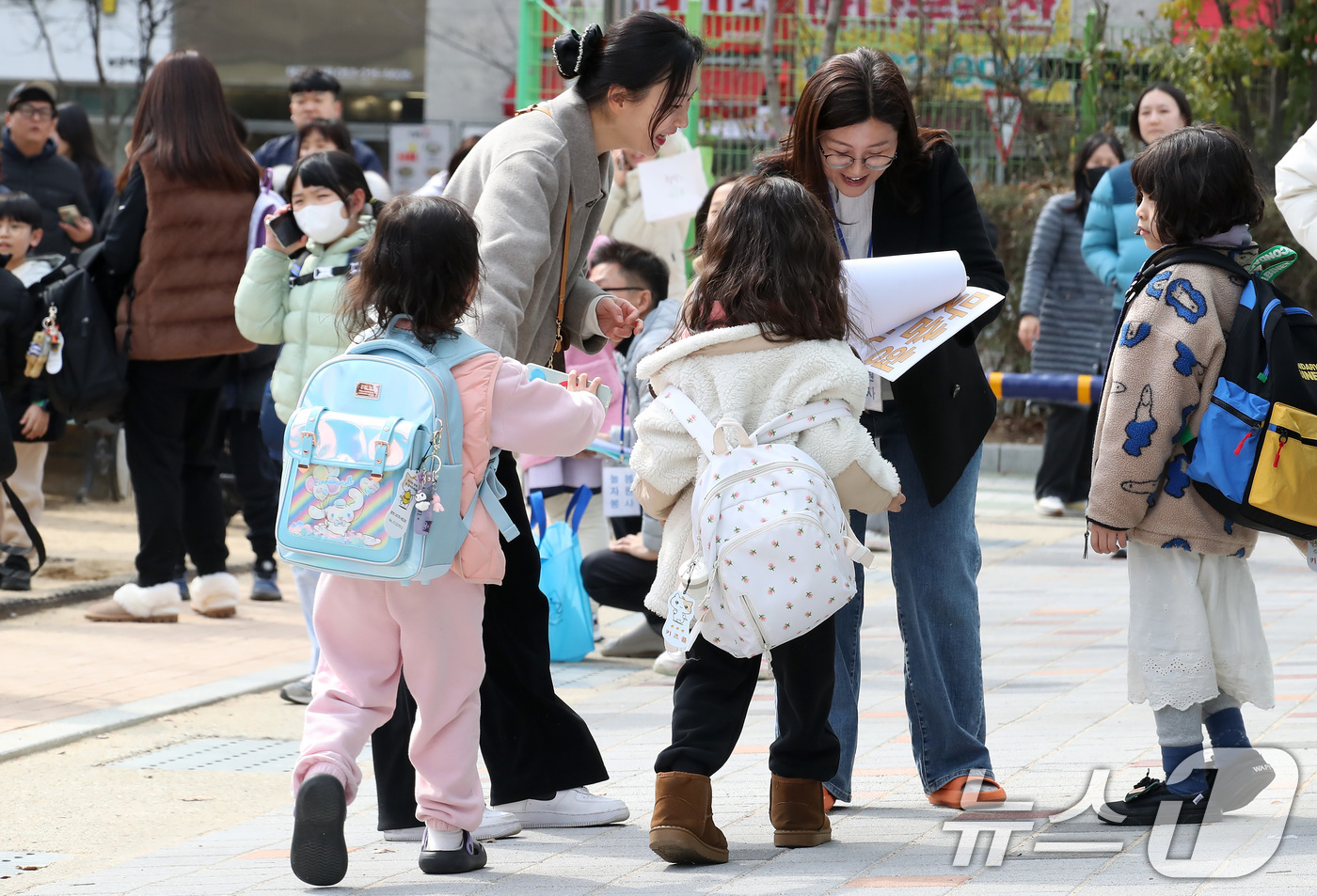 (대구=뉴스1) 공정식 기자 = 17일 오후 대구의 한 초등학교에서 학생들이 교사의 귀가 지도에 따라 하교를 준비하고 있다. 교문 주변은 자녀를 기다리는 학부모와 보호자로 북적이고 …