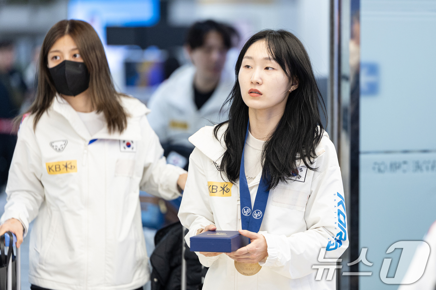 (김포공항=뉴스1) 이승배 기자 = 쇼트트랙 최민정이 2025 국제빙상경기연맹(ISU) 쇼트트랙 선수권대회를 마치고 17일 김포국제공항을 통해 귀국하고 있다.최민정은 전날 중국 베 …