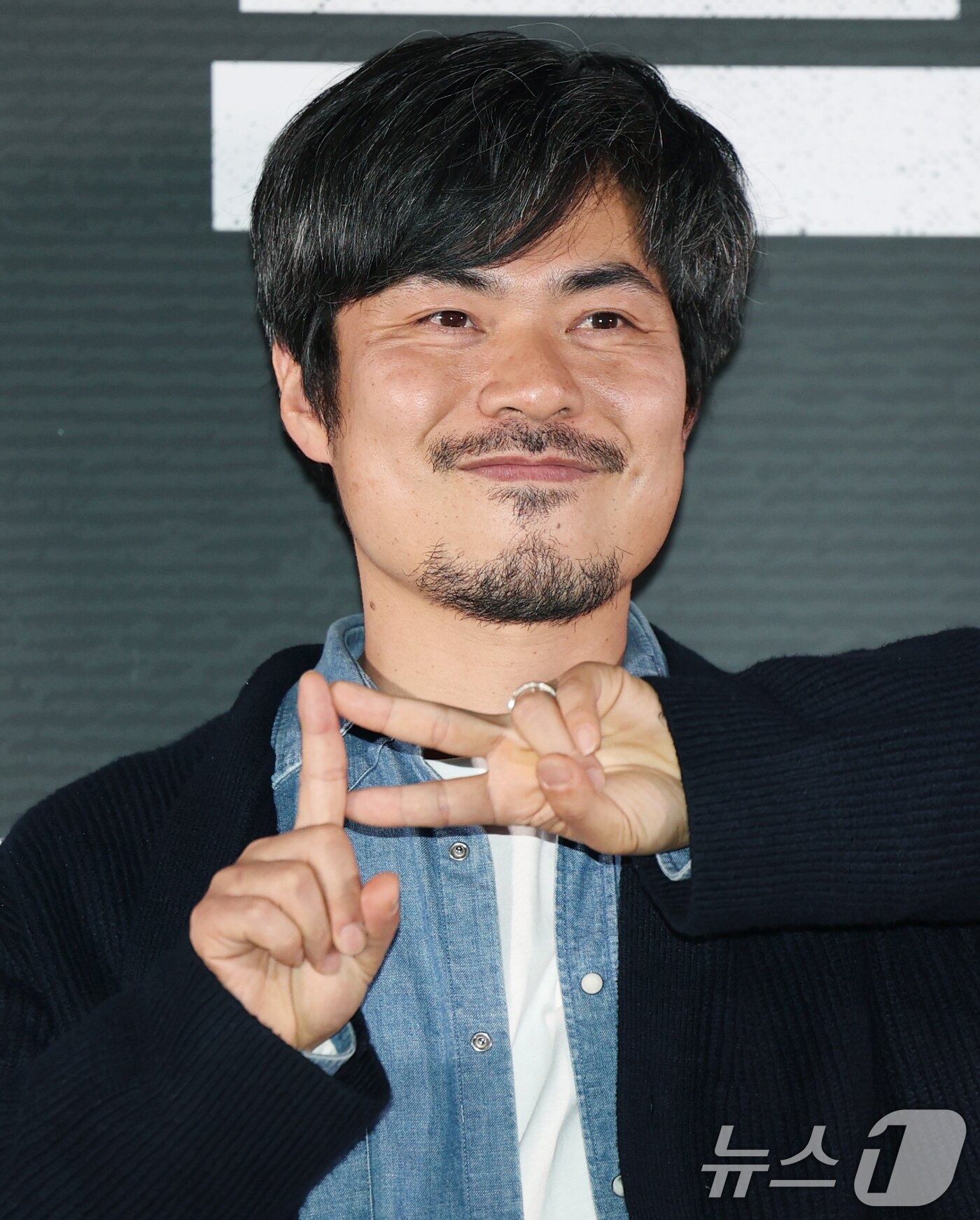 본문 이미지 - 조장호 감독이 17일 서울 송파구 롯데시네마 월드타워점에서 열린 영화 '스트리밍' 언론시사회에서 포즈를 취하고 있다. ‘스트리밍’은 구독자수 1위의 범죄 채널 스트리머 우상(강하늘 분)이 풀리지 않던 연쇄살인사건의 단서를 발견하고 범인을 추적하는 과정을 실시간으로 방송하며 벌어지는 스릴러다. 2025.3.17/뉴스1 ⓒ News1 권현진 기자