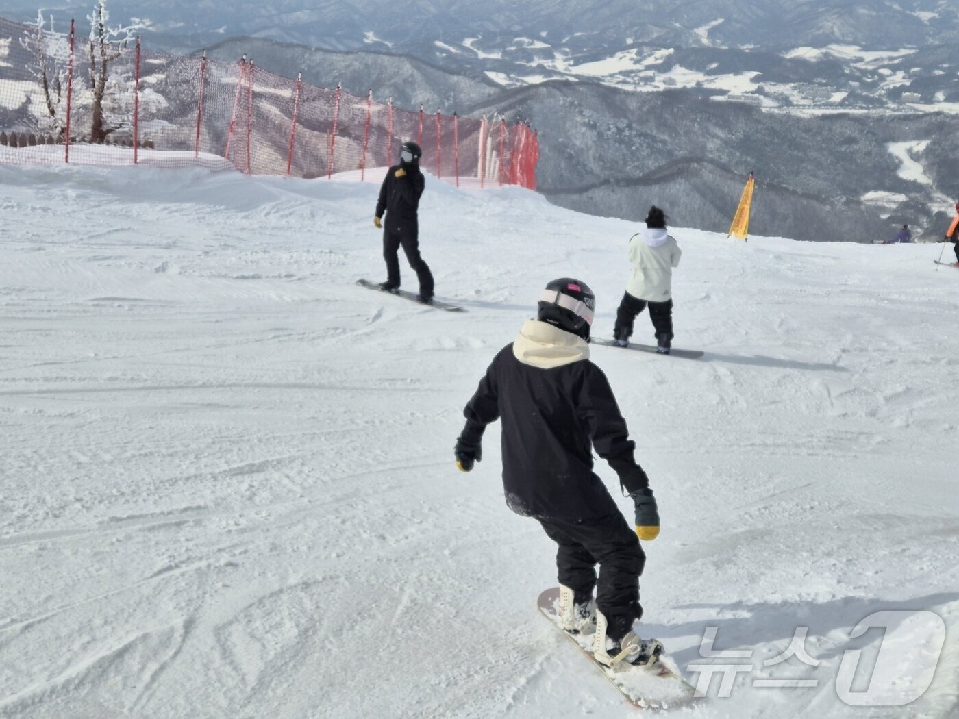 본문 이미지 - 강원 산지와 동해안에 많은 눈이 내린 17일 오후 평창군 모나 용평 리조트에서 스키어와 보더들이 은빛설원을 질주하고 있다. 2025.3.17/뉴스1 ⓒ News1 윤왕근 기자