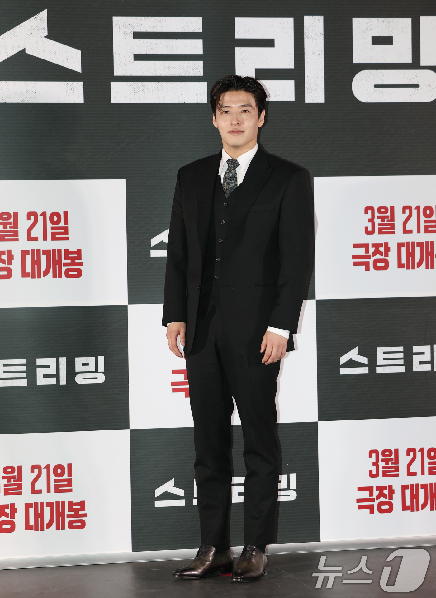 (서울=뉴스1) 권현진 기자 = 배우 강하늘이 17일 서울 송파구 롯데시네마 월드타워점에서 열린 영화 '스트리밍' 언론시사회에서 포즈를 취하고 있다.‘스트리밍’은 구독자수 1위의 …