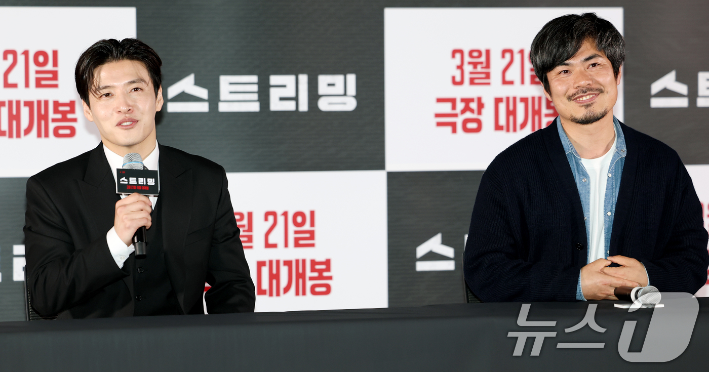 (서울=뉴스1) 권현진 기자 = 배우 강하늘과 조장호 감독(오른쪽이 17일 서울 송파구 롯데시네마 월드타워점에서 열린 영화 '스트리밍' 언론시사회에서 미소를 짓고 있다.‘스트리밍’ …