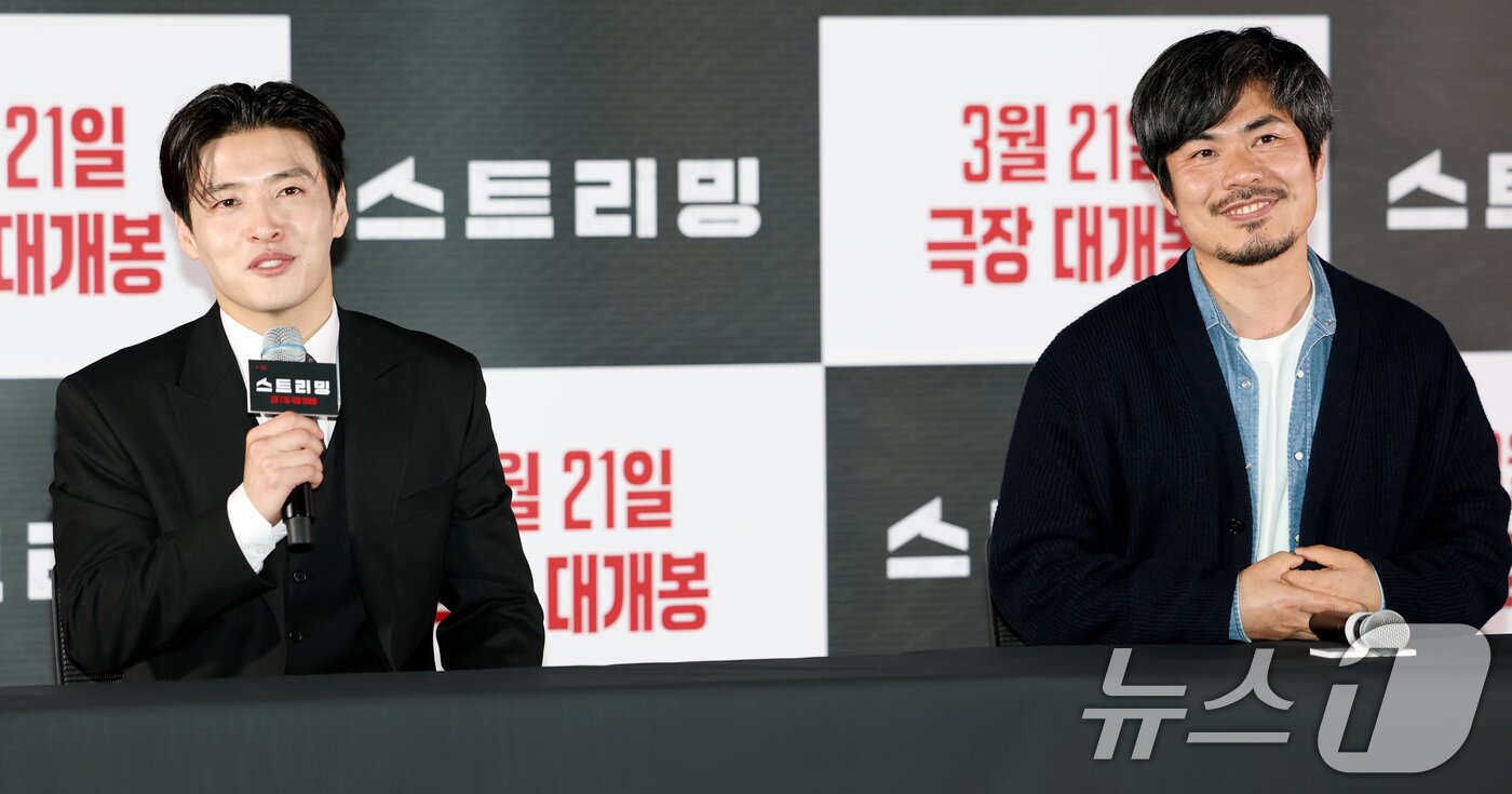 본문 이미지 - 배우 강하늘과 조장호 감독(오른쪽이 17일 서울 송파구 롯데시네마 월드타워점에서 열린 영화 '스트리밍' 언론시사회에서 미소를 짓고 있다. ‘스트리밍’은 구독자수 1위의 범죄 채널 스트리머 우상(강하늘 분)이 풀리지 않던 연쇄살인사건의 단서를 발견하고 범인을 추적하는 과정을 실시간으로 방송하며 벌어지는 스릴러다. 2025.3.17/뉴스1 ⓒ News1 권현진 기자