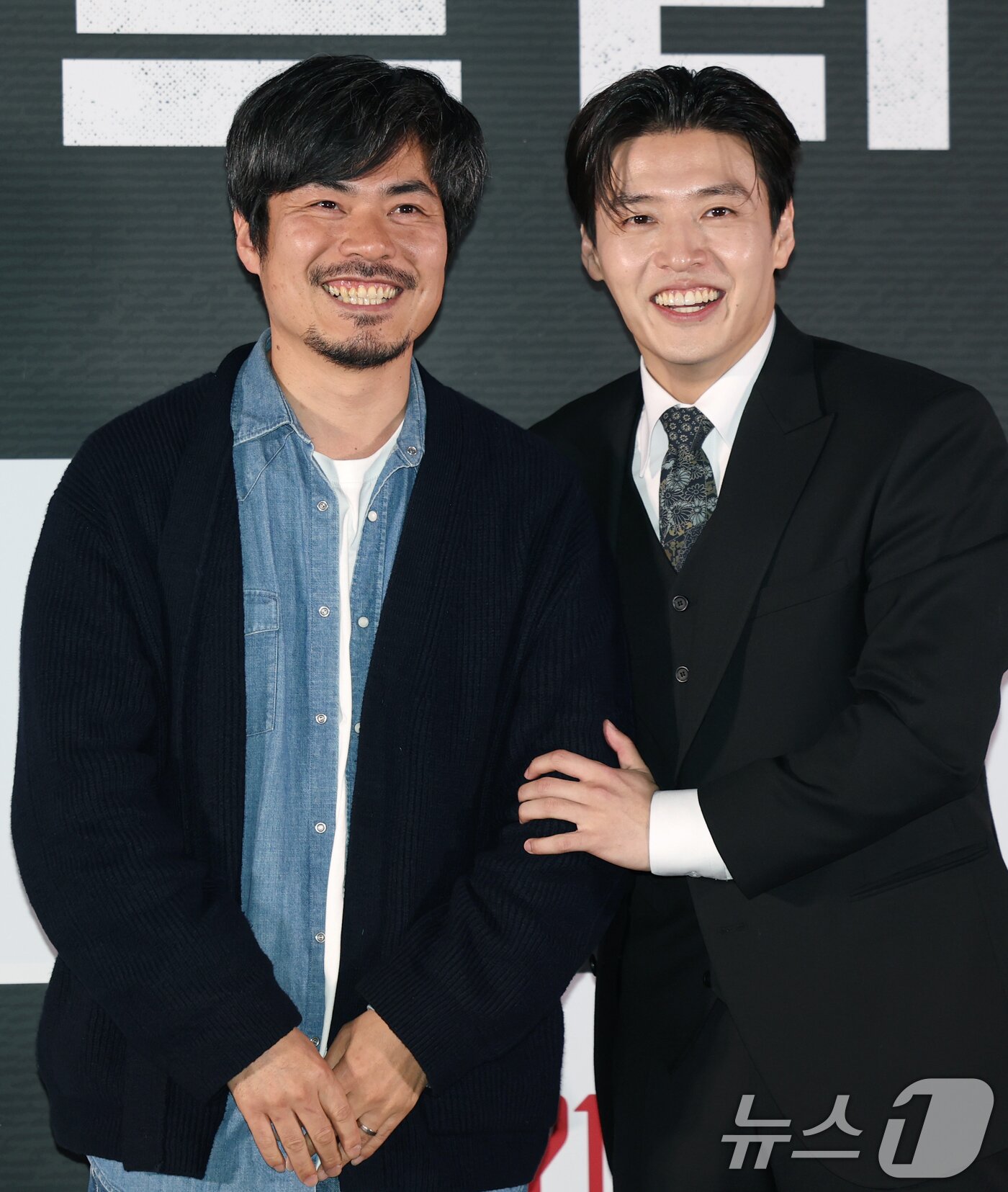 본문 이미지 - 조장호 감독과 배우 강하늘(오른쪽)이 17일 서울 송파구 롯데시네마 월드타워점에서 열린 영화 '스트리밍' 언론시사회에서 포즈를 취하고 있다. ‘스트리밍’은 구독자수 1위의 범죄 채널 스트리머 우상(강하늘 분)이 풀리지 않던 연쇄살인사건의 단서를 발견하고 범인을 추적하는 과정을 실시간으로 방송하며 벌어지는 스릴러다. 2025.3.17/뉴스1 ⓒ News1 권현진 기자