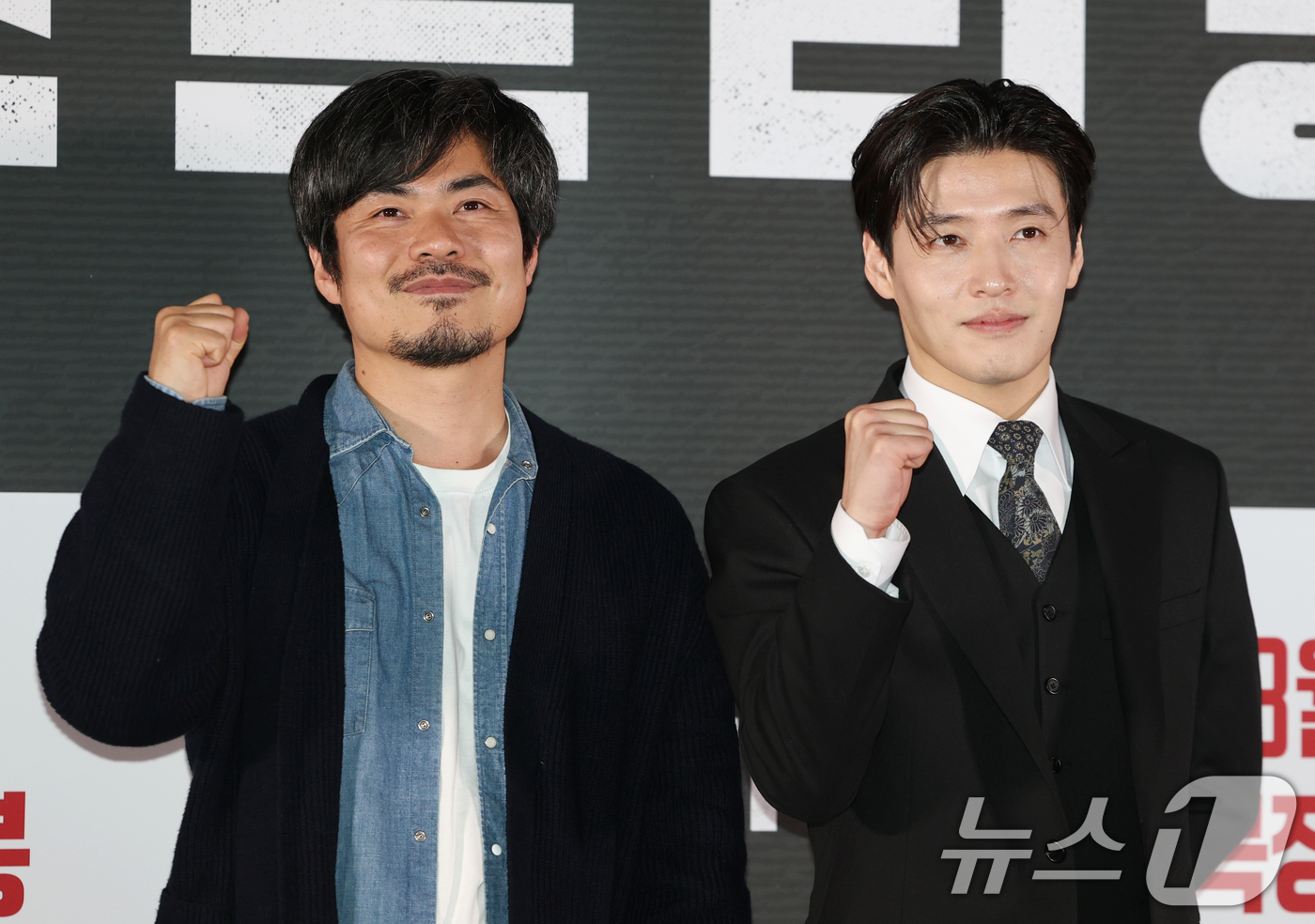 (서울=뉴스1) 권현진 기자 = 조장호 감독과 배우 강하늘(오른쪽)이 17일 서울 송파구 롯데시네마 월드타워점에서 열린 영화 '스트리밍' 언론시사회에서 포즈를 취하고 있다.‘스트리 …