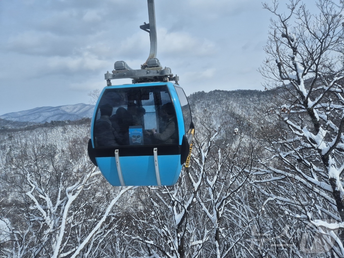 (평창=뉴스1) 윤왕근 기자 = 강원 산지와 동해안에 많은 눈이 내린 17일 오후 평창군 발왕산 일대가 설국으로 변해 있다. 2025.3.17/뉴스1