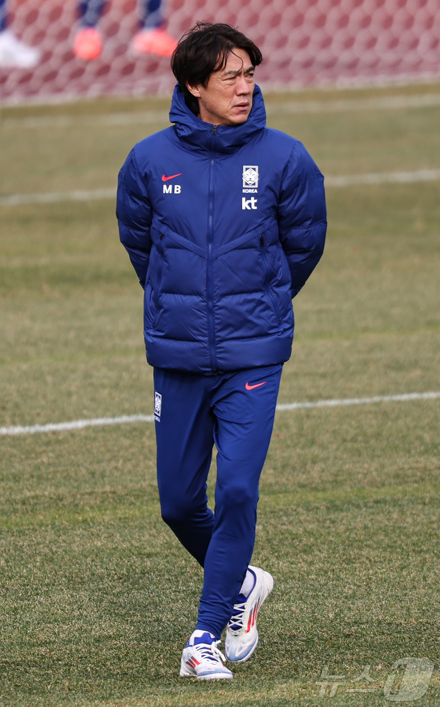 (고양=뉴스1) 민경석 기자 = 대한민국 축구대표팀 홍명보 감독이 17일 오후 경기도 고양시 고양종합운동장에서 3월 A매치 대비 첫 훈련에서 선수들에게 지시를 하고 있다.축구대표팀 …