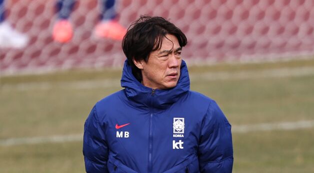 훈련 지켜보는 홍명보 감독
