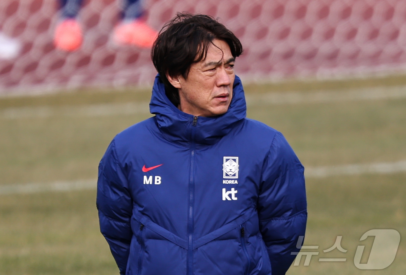 (고양=뉴스1) 민경석 기자 = 대한민국 축구대표팀 홍명보 감독이 17일 오후 경기도 고양시 고양종합운동장에서 3월 A매치 대비 첫 훈련에서 선수들에게 지시를 하고 있다.축구대표팀 …