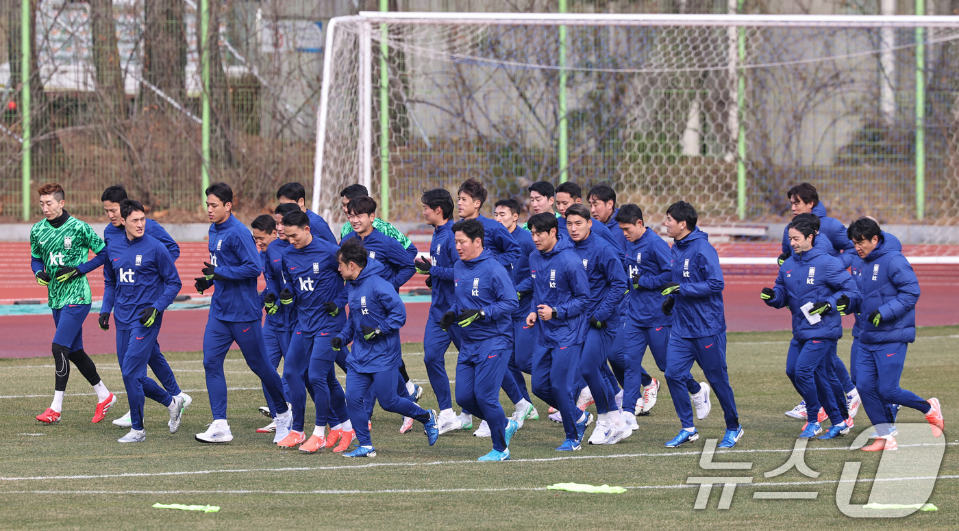 (고양=뉴스1) 민경석 기자 = 대한민국 축구대표팀 선수들이 17일 오후 경기도 고양시 고양종합운동장에서 3월 A매치 대비 첫 훈련을 하고 있다.축구대표팀은 오는 20일 오만, 2 …