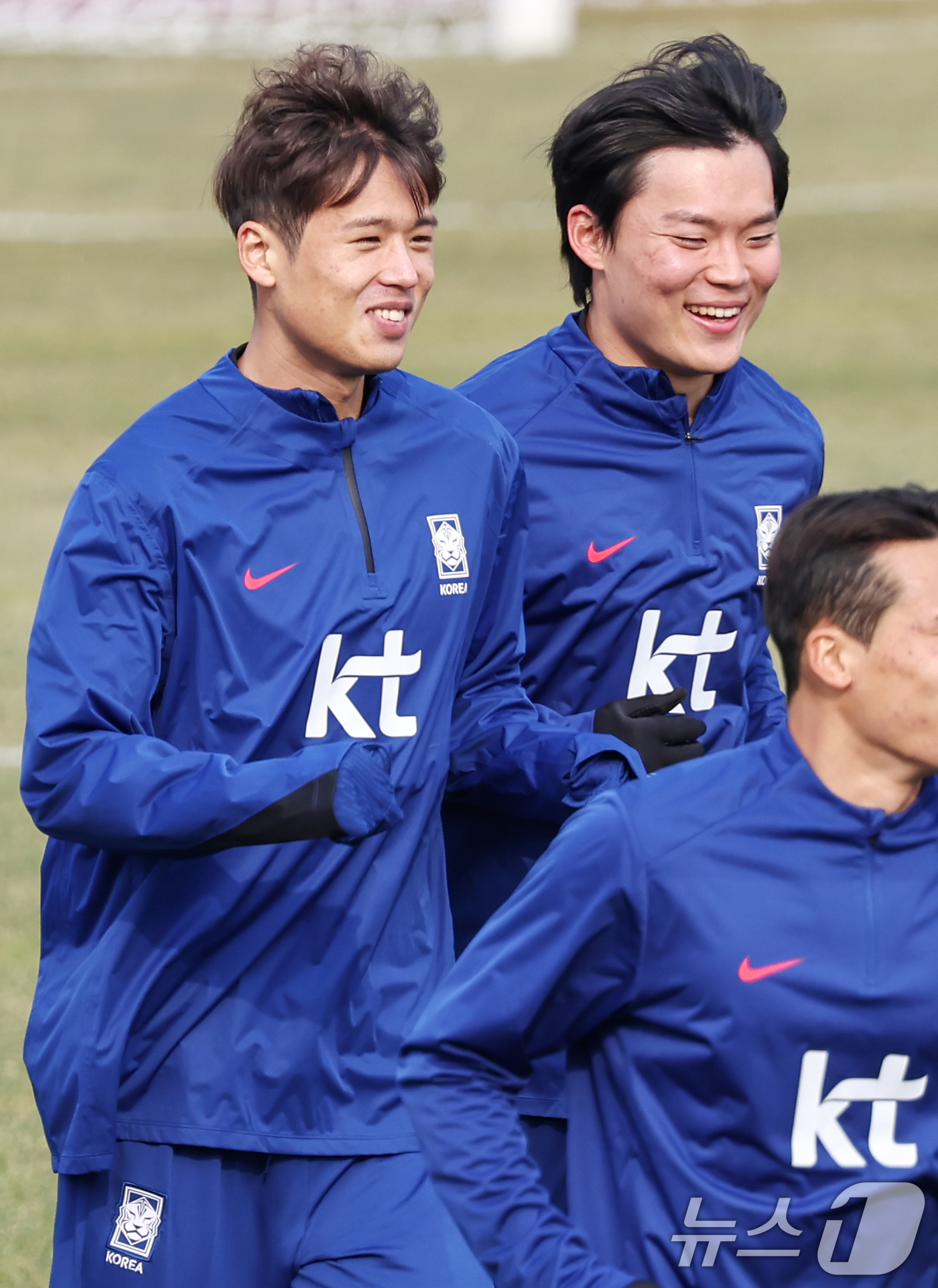 (고양=뉴스1) 민경석 기자 = 대한민국 축구대표팀 김주성(왼쪽)과 오현규가 17일 오후 경기도 고양시 고양종합운동장에서 3월 A매치 대비 첫 훈련을 하고 있다.김주성은 아킬레스건 …