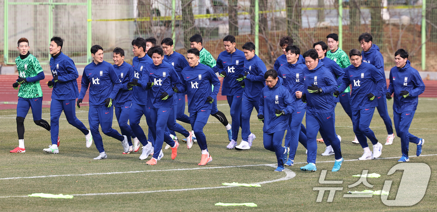 (고양=뉴스1) 민경석 기자 = 대한민국 축구대표팀 선수들이 17일 오후 경기도 고양시 고양종합운동장에서 3월 A매치 대비 첫 훈련을 하고 있다.축구대표팀은 오는 20일 오만, 2 …