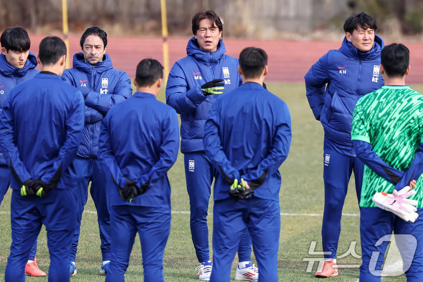 (고양=뉴스1) 민경석 기자 = 홍명보 대한민국 축구대표팀 감독이 17일 오후 경기도 고양시 고양종합운동장에서 3월 A매치 대비 첫 훈련에서 선수들을 격려하고 있다.축구대표팀은 오 …