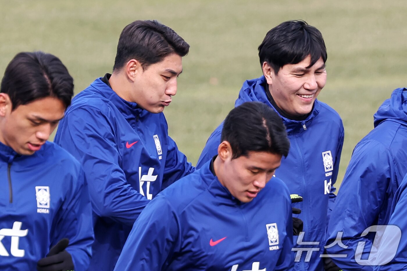 본문 이미지 - 대한민국 축구대표팀 주민규(왼쪽 두 번째)이 17일 오후 경기도 고양시 고양종합운동장에서 3월 A매치 대비 첫 훈련을 하며 김동진 코치와 대화를 나누고 있다. ⓒ News1 민경석 기자