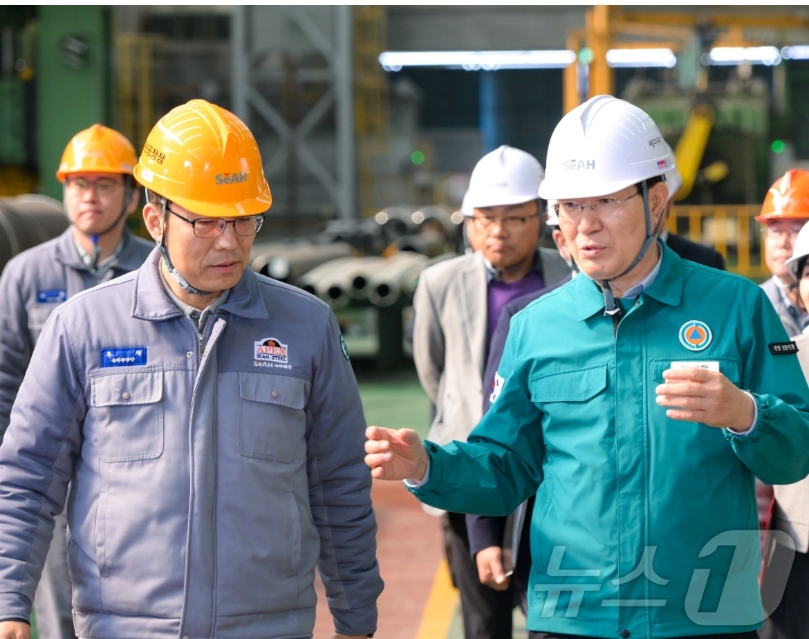 (순천=뉴스1) 김동수 기자 = 노관규 순천시장이 17일 전남 순천 율촌산단에 위치한 세아제강을 방문해 업계 애로사항을 청취하고 있다.(순천시 제공. 재판매 및 DB 금지) 202 …