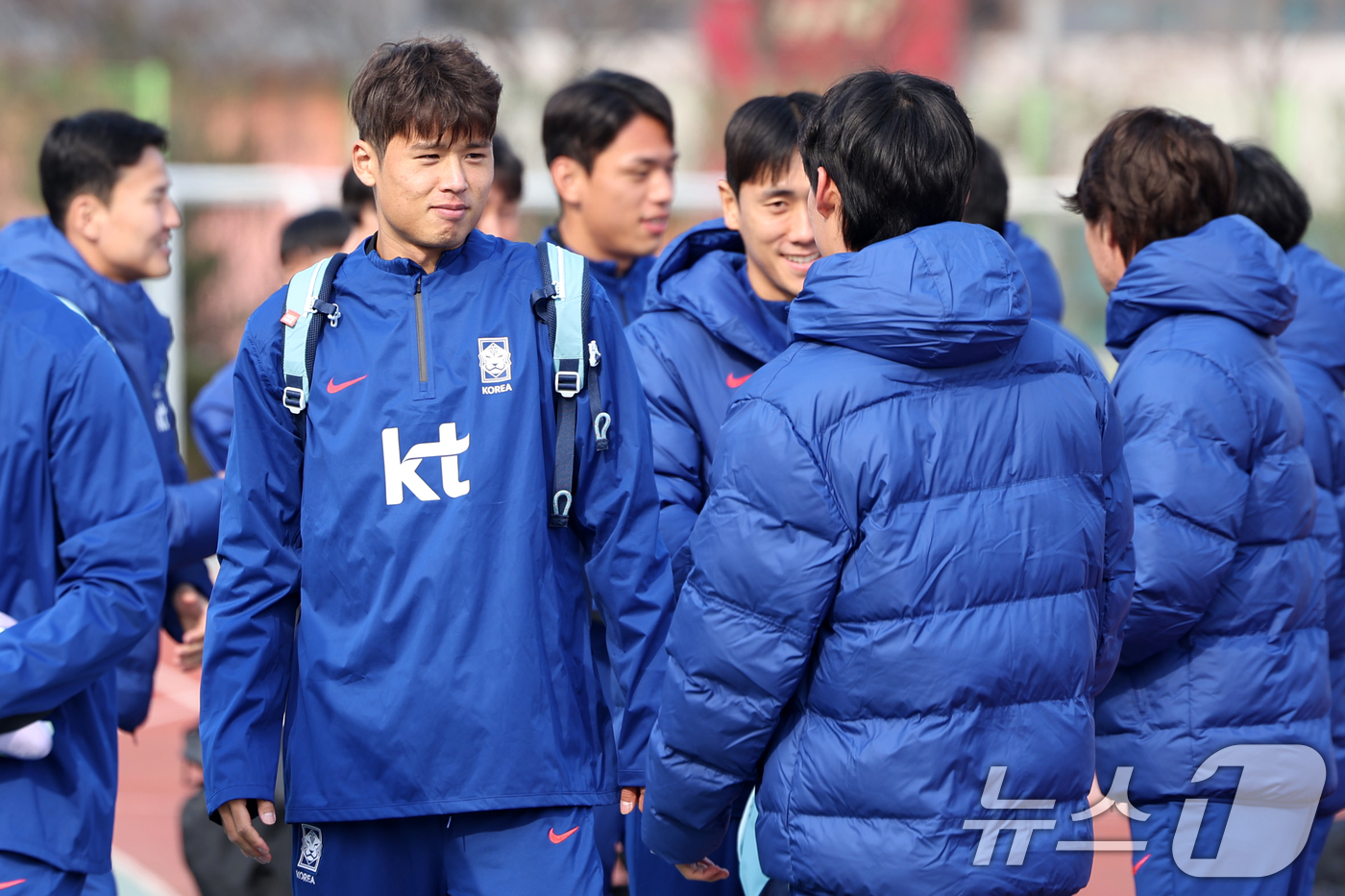 (고양=뉴스1) 민경석 기자 = 대한민국 축구대표팀 김주성이 17일 오후 경기도 고양시 고양종합운동장에서 3월 A매치 대비 첫 훈련에 소집돼 코칭 스태프들과 인사를 나누고 있다.김 …