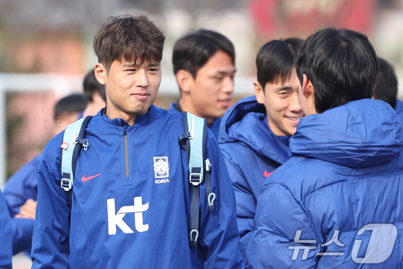 (고양=뉴스1) 민경석 기자 = 대한민국 축구대표팀 김주성이 17일 오후 경기도 고양시 고양종합운동장에서 3월 A매치 대비 첫 훈련에 소집돼 코칭 스태프들과 인사를 나누고 있다.김 …