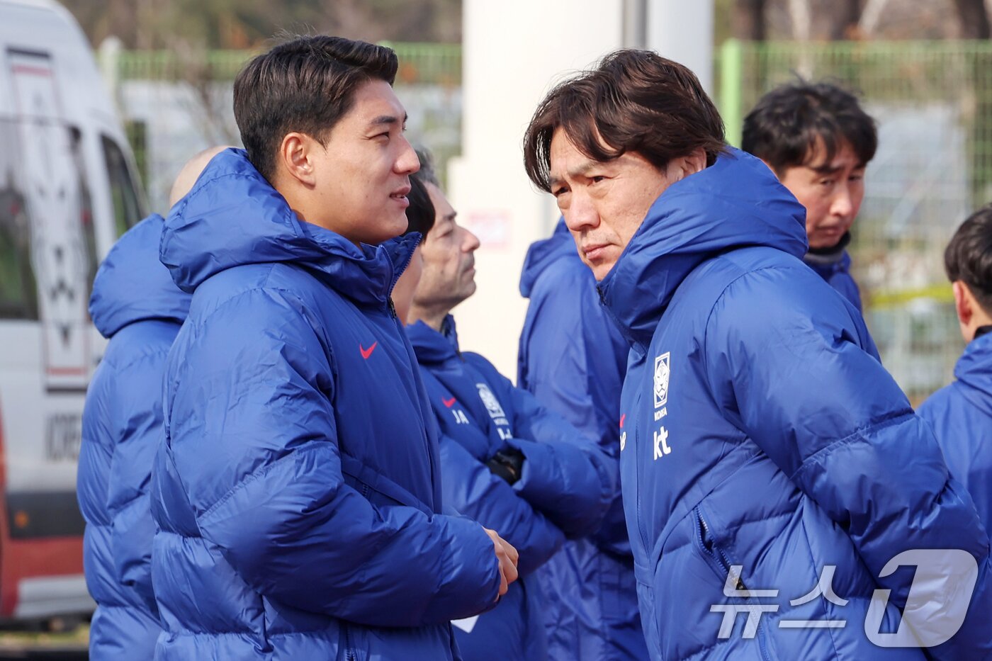 본문 이미지 - 홍명보 대한민국 축구대표팀 감독&#40;오른쪽&#41;과 주민규가 17일 오후 경기도 고양시 고양종합운동장에서 3월 A매치 대비 첫 훈련에 앞서 대화를 나누고 있다. 축구대표팀은 오는 20일 오만, 25일은 요르단을 상대로 2026 국제축구연맹&#40;FIFA&#41; 북중미 월드컵 아시아 3차 예선 B조 7·8차전을 갖는다. 2025.3.17/뉴스1 ⓒ News1 민경석 기자
