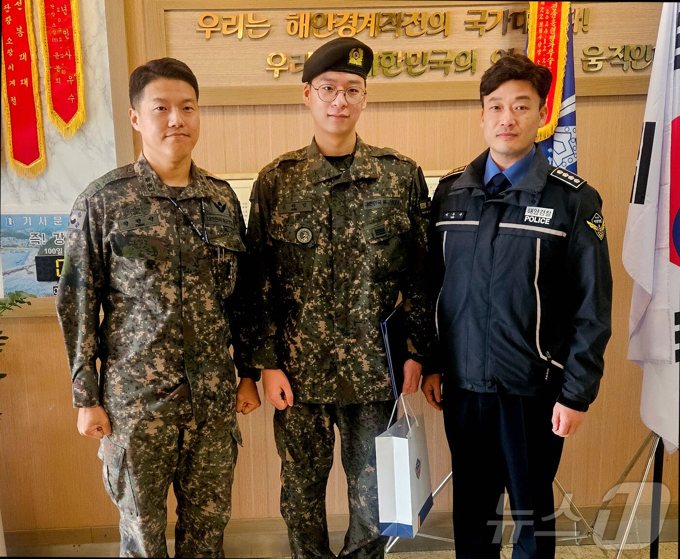 본문 이미지 - 이우수 속초해양경찰서장&#40;사진 오른쪽&#41;이 17일 육군 22사단 북진여단 기사문대대 신하민 상병&#40;사진 가운데&#41;에게 표창장을 수여하고 기념촬영을 하고 있다.&#40;속초해경 제공&#41; 2025.3.17/뉴스1