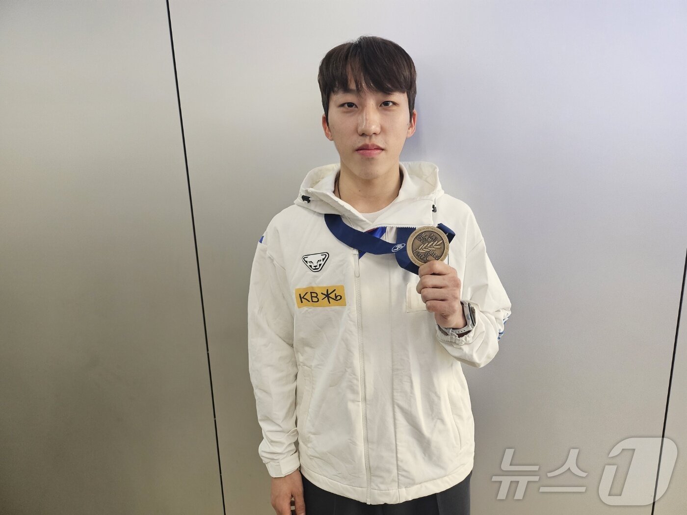본문 이미지 - 박지원이 17일 김포국제공항을 통해 귀국한 뒤 동메달을 들어보이며 포즈를 취하고 있다. ⓒ News1