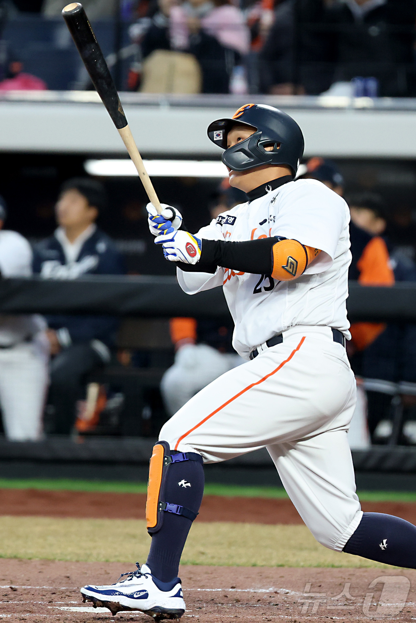 (대전=뉴스1) 김기남 기자 = 17일 대전 한화생명 볼파크에서 열린 2025 프로야구 KBO리그 한화이글스와 삼성라이온즈의 시범경기에서 한화 김태연이 1회 1점 홈런을 치고 있다 …