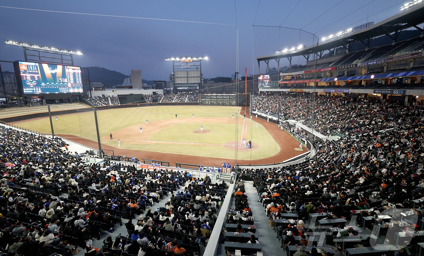 본문 이미지 - 17일 대전 한화생명 볼파크에서 열린 2025 프로야구 KBO리그 한화이글스와 삼성라이온즈의 시범경기에서 한화 팬들이 응원을 펼치고 있다. 2025.3.17/뉴스1 ⓒ News1 김기남 기자