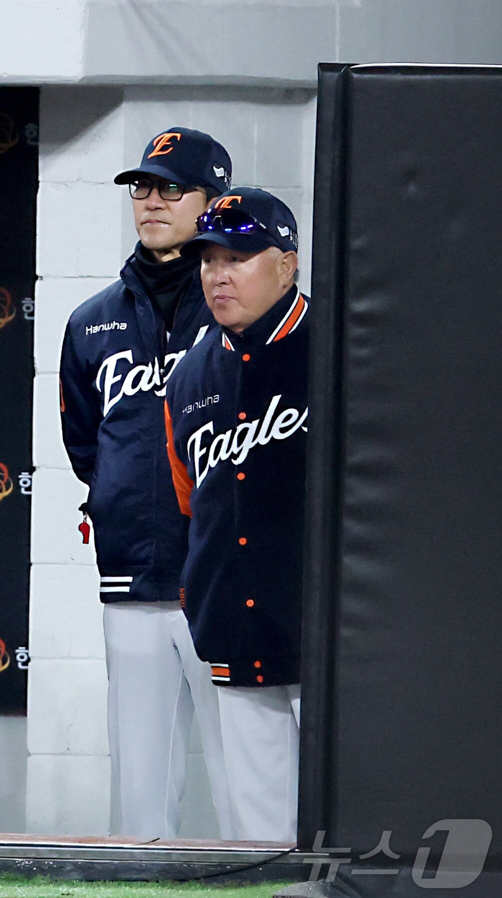 본문 이미지 - 17일 대전 한화생명 볼파크에서 열린 2025 프로야구 KBO리그 한화이글스와 삼성라이온즈의 시범경기에서 한화 김경문 감독이 경기를 보고 있다. 2025.3.17/뉴스1 ⓒ News1 김기남 기자