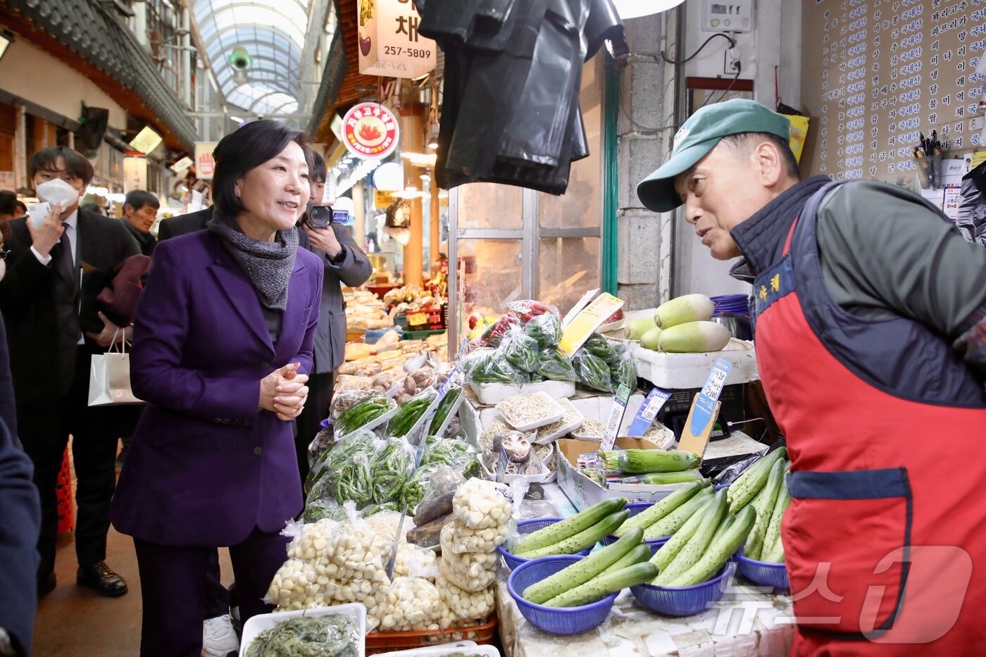 본문 이미지 - 오영주 중소벤처기업부 장관이 17일 수원 못골시장을 방문해 점포를 둘러보며 상인과 대화하고 있다. &#40;중소벤처기업부 제공. 재판매 및 DB 금지&#41; 2025.3.17/뉴스1
